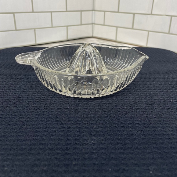 Vintage Clear Glass Hand Juicer Reamer Orange Lemon Citrus Juicer - Large - Picture 3 of 10